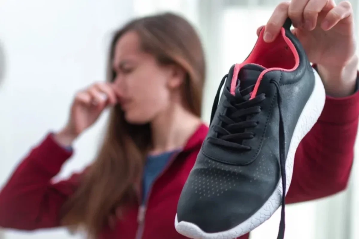 Ayaqqabılarınızdan pis qoxu gəlir? - asan çarə