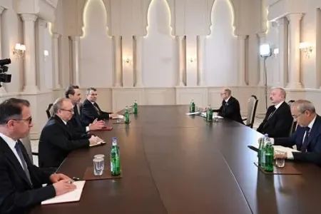 İlham Əliyev Alparslan Bayraqdarı qəbul etdi