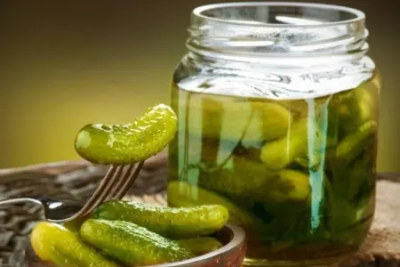 Turşu xiyarın suyunu içmək faydalı imiş
