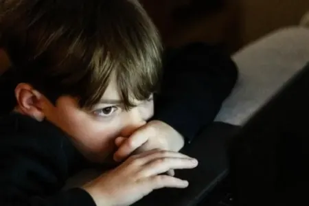 Rəqəmsal dünya uşaqlarda görünməyən yaralar buraxır