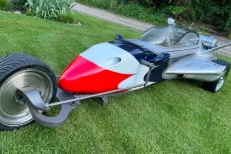 Təyyarə gövdəsindən hazırlanmış üçtəkərli maşın satılır - FOTO