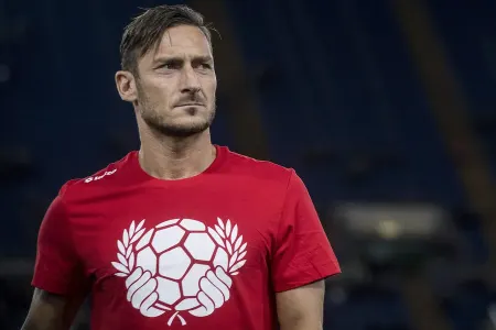 Əfsanəvi futbolçu Rusiyaya üz tutub