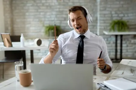 İşdə "qıcıqlandırıcı" musiqi əməkdaşlara necə təsir edir?