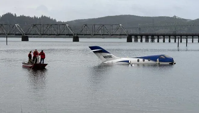 Təyyarə suya çırpıldı - Yaralılar var