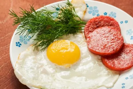 Səhər yeməyində kolbasa və sosiska sevənləri gözləyən - TƏHLÜKƏ