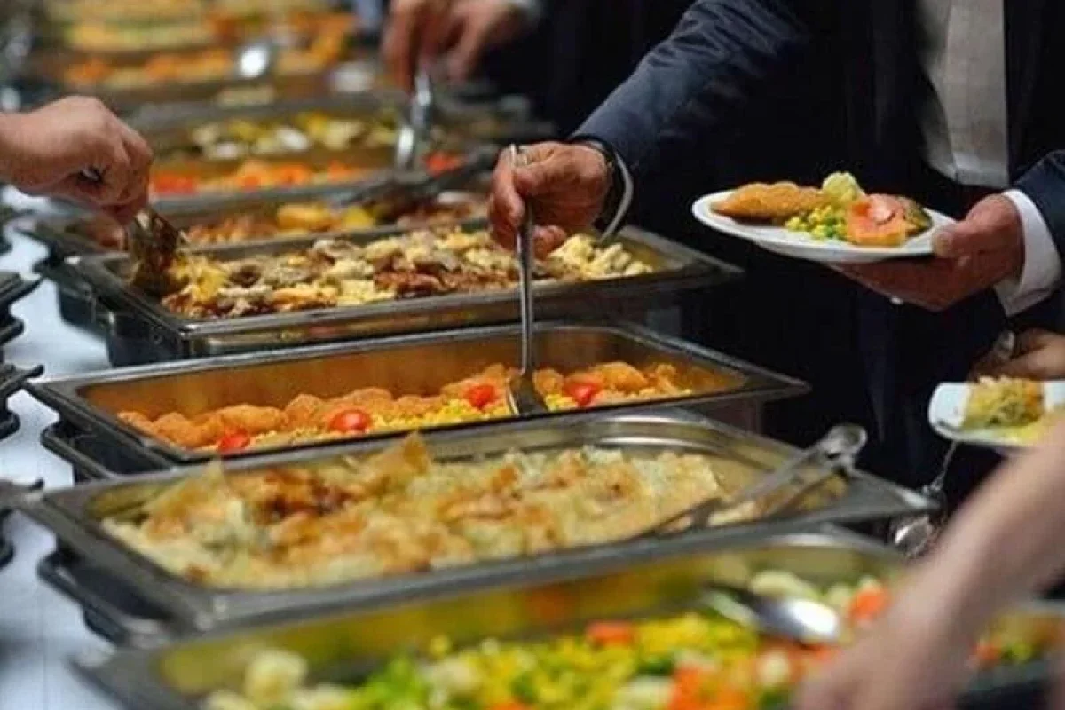 Başqa yerdə bişirilən köhnə yeməklər restoranlara gətirilir və qızdırılıb müştəriyə verilir?