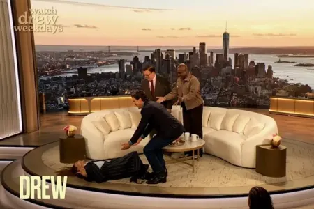 Məşhur aparıcı efirdə öpüşdükdən sonra yerə yıxıldı