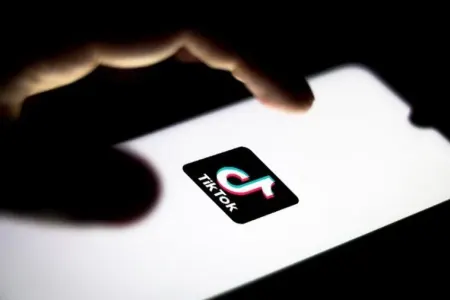 Kişi ondan xəbərsiz “TikTok”a girən arvadını döydü