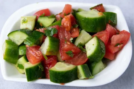 Həkim pomidor və xiyar salatını - TƏNQİD etdi