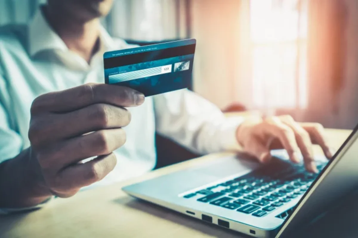 Pullarımızı nağd saxlayaq, yoxsa kartda?