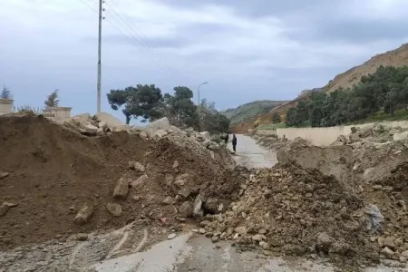 Qubada torpaq sürüşməsi: - kəndin əsas yolu bağlandı