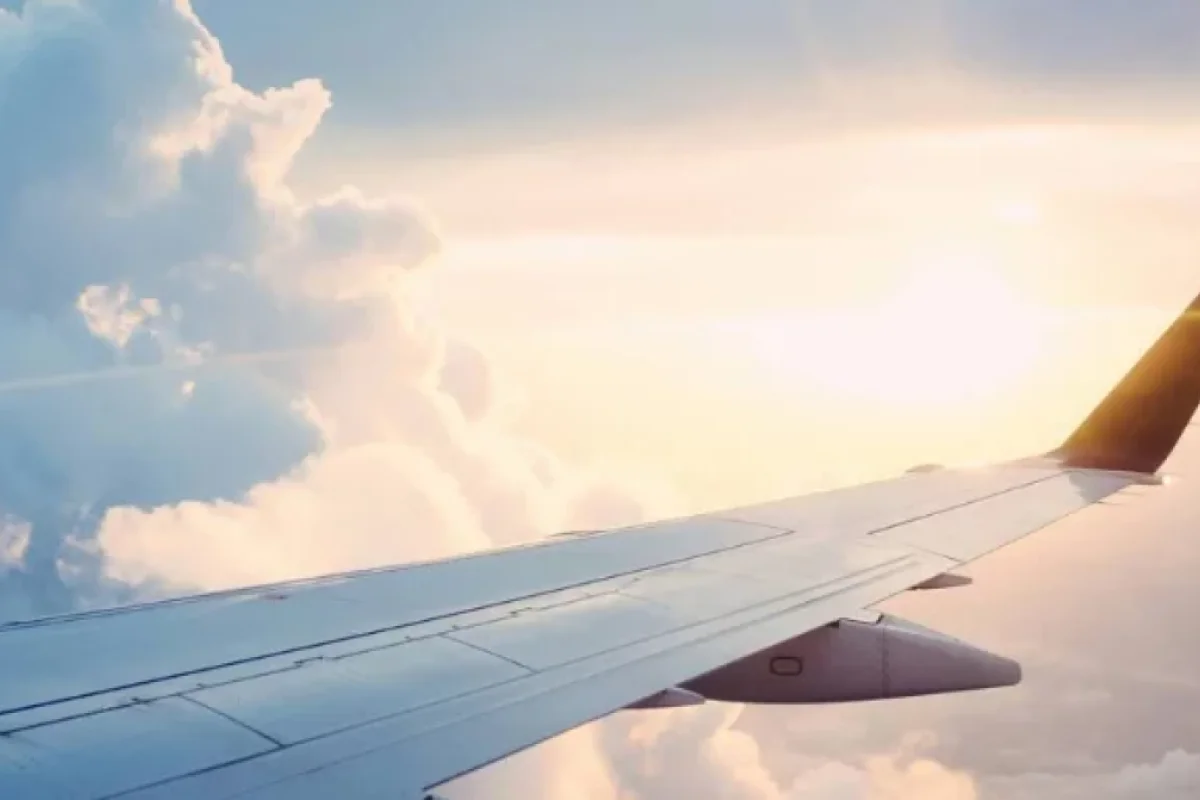 Göyərtəsində siyasətçilərin olduğu təyyarə digər laynerlə toqquşdu