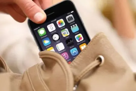 ”Mall”-da qadınların mobil telefonları oğurlandı