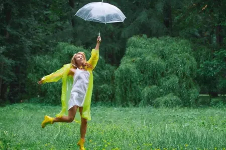 2025-ci ilin yazı üçün dəbli yağış paltarları: Bu modellərlə zövqlü görünəcəksiniz