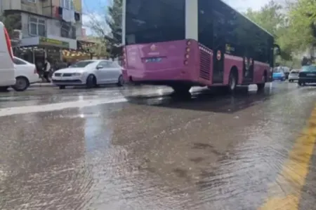 "Memar Əcəmi" metro stansiyasının yaxınlığını SU BASIB - VİDEO
