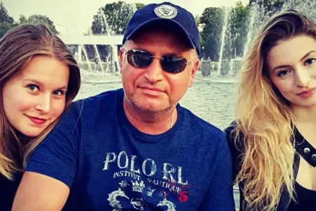 Müğənninin qızı mənzil xatirinə şantaj edildi