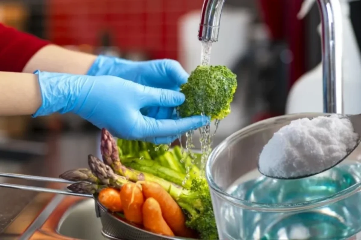 Meyvə-tərəvəzdəki pestisidləri yox etməyin üsulu - 1 qaşıq əlavə edin