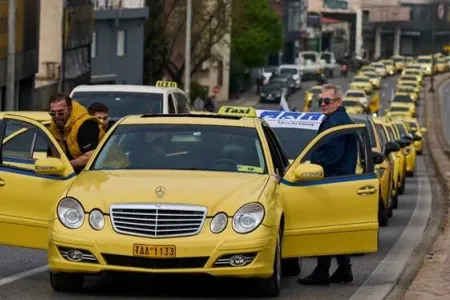 Taksi sürücüləri tətilə başladı