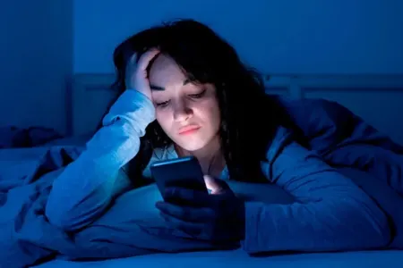 Yatmazdan əvvəl telefon istifadə edənlər mütləq OXUSUN!