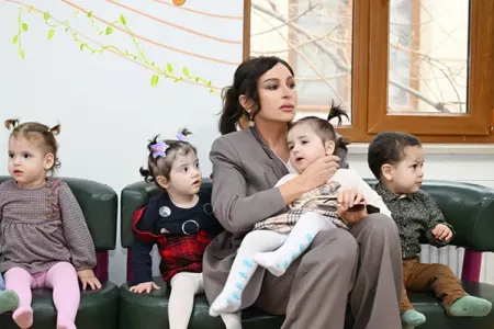 Mehriban Əliyeva qızı ilə körpələr evində - - FOTOLAR