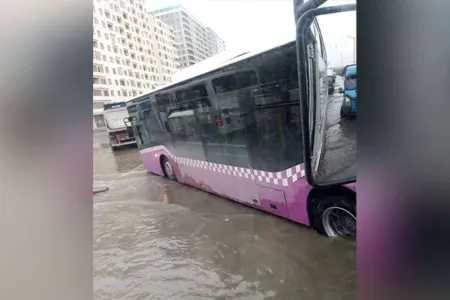 Bakıda avtobusları su basdı - VİDEO