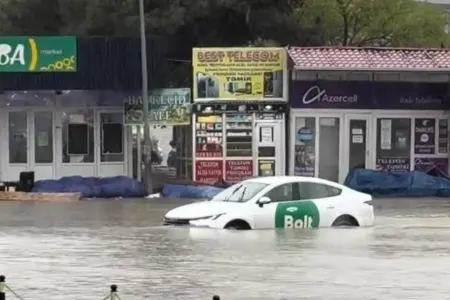 Bakıda "uçan" taksi var idi, indi də "üzən" çıxdı - VİDEO