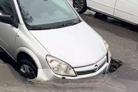 Bakıda yol çökdü, maşın çuxura düşdü - VİDEO