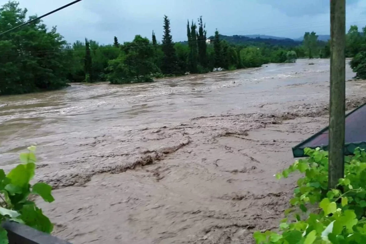 Azərbaycanda güclü sel - ölən və xəsarət alanlar var