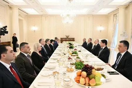 Prezidentlərin nahar əsnasında geniş tərkibdə görüşü oldu