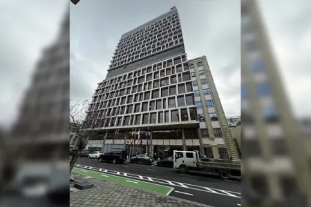 “Landmark” satıldı: - işçilər binaya buraxılmadı