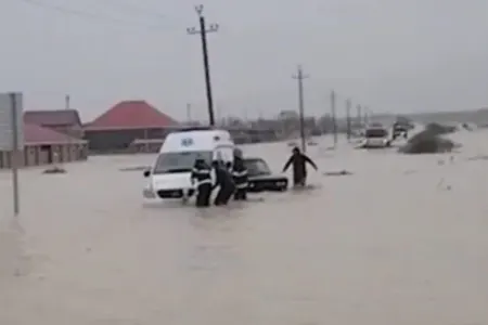 Təcili yardım maşını da suda batdı - VİDEO