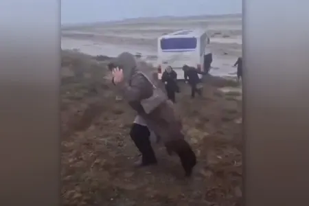 Bakı-Ələt yolunda avtobus yoldan çıxdı