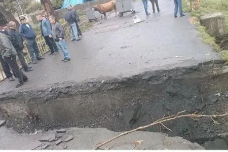 Bakıda körpü uçdu: Mərkəz ilə əlaqə kəsildi