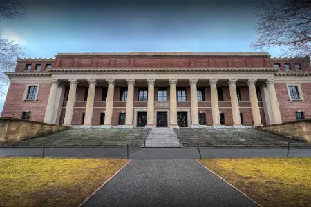 Tramp və Harvard arasında mübahisə