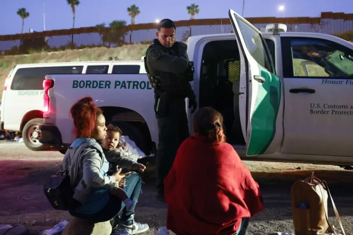 7 gün ərzində ölkəni tərk etmələrini əmr edib