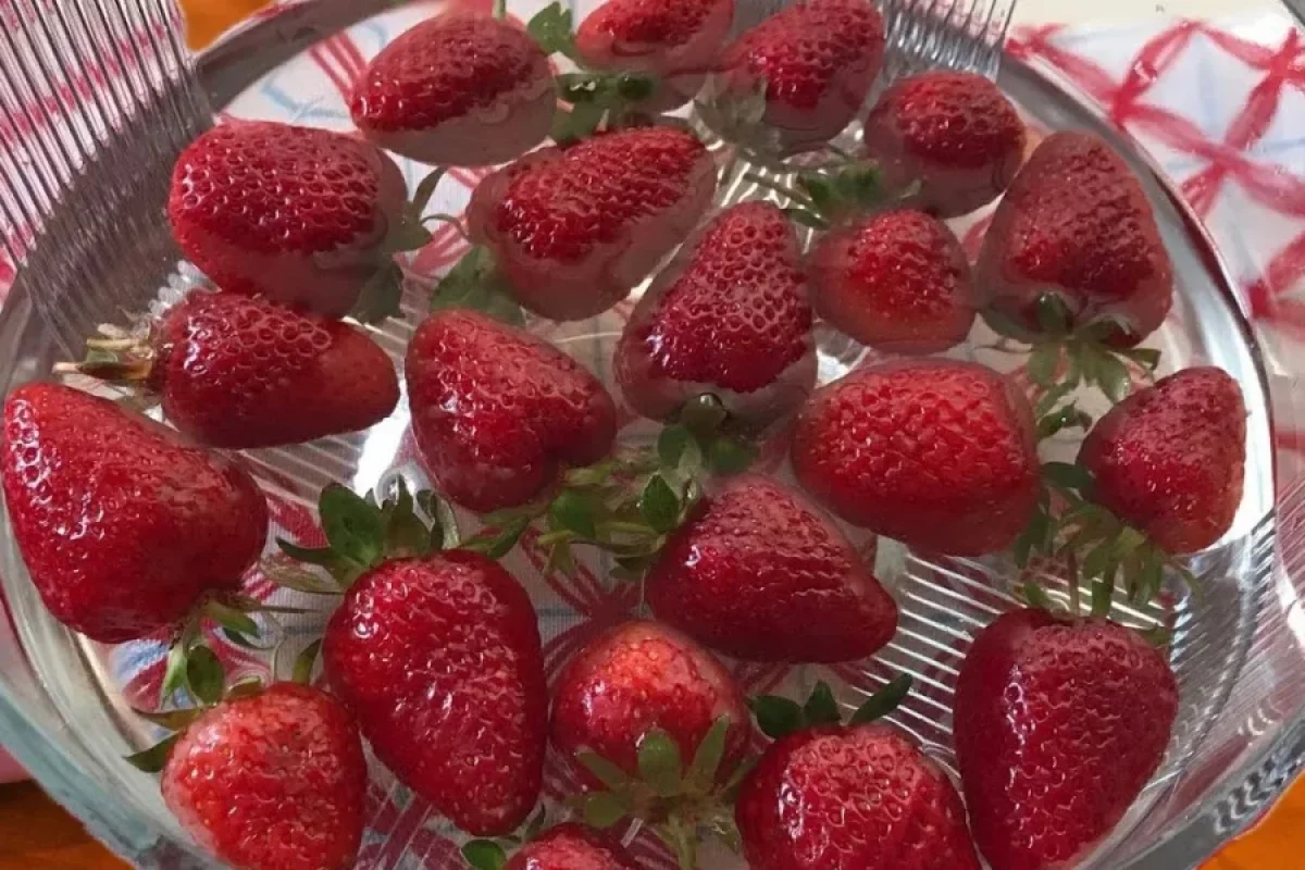 Çiyələkləri belə yuyun