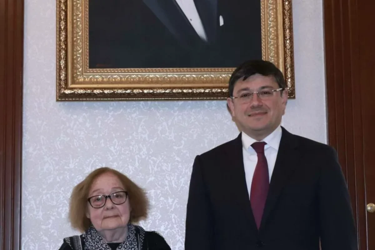 Yazıçı və tərcüməçi Tahirə Cəfərovaya medal təqdim edildi