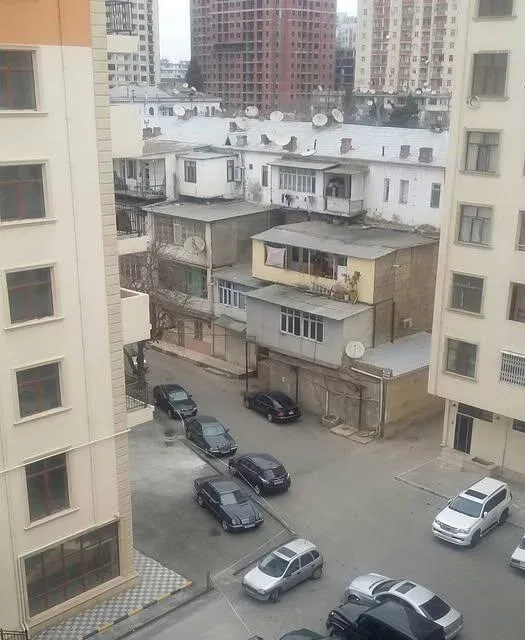 Balkonun da balkonu var - Bakıda qeyri-adi bina