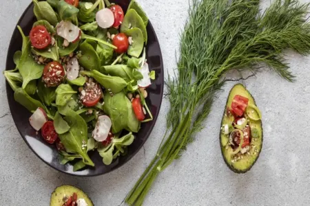 Avokado və pomidor salatı ömrü necə uzadır?