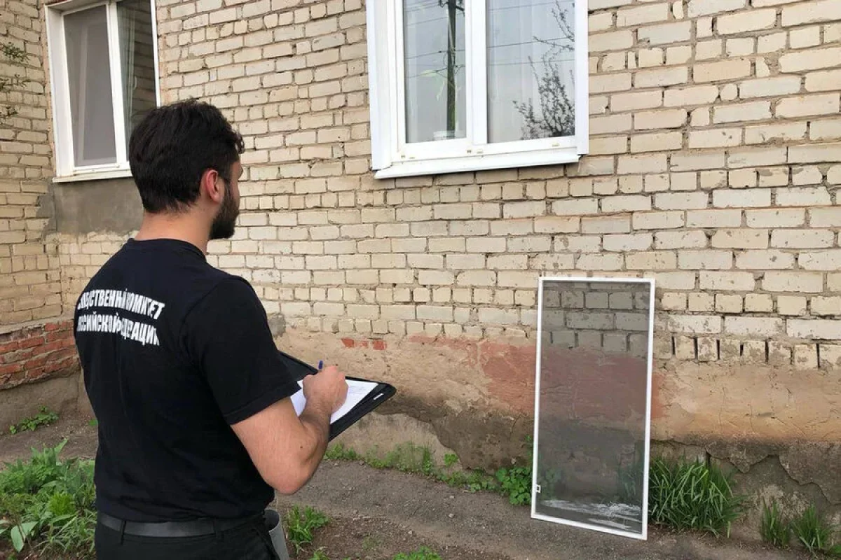 İki yaşlı uşaq ağcaqanad toru ilə pəncərədən yıxıldı