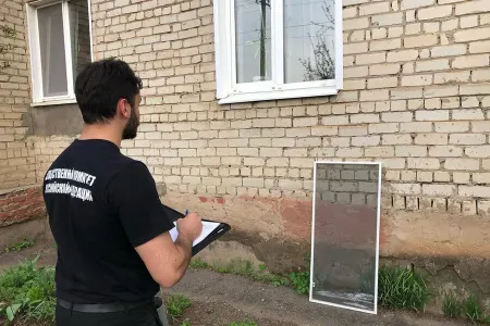 İki yaşlı uşaq ağcaqanad toru ilə pəncərədən yıxıldı