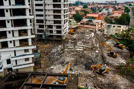 Tikintisi gedən çoxmərtəbəli bina uçdu