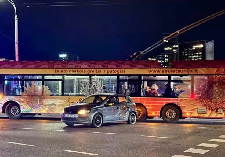 Azərbaycan səfirliyinin avtomobili qəzaya düşdü - FOTO