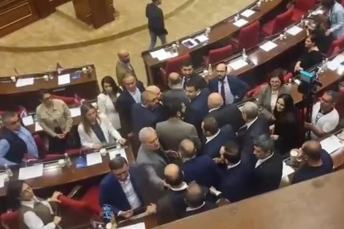 Ermənistan parlamentində deputatlar əlbəyaxa oldu - VİDEO