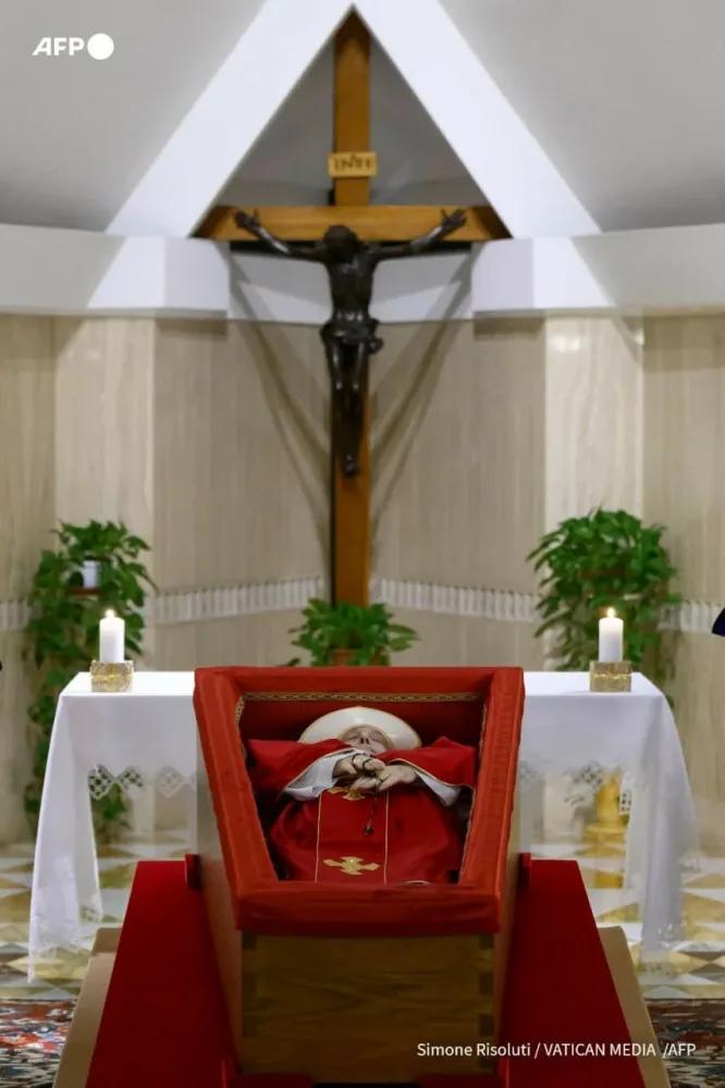 Roma Papasının tabutda - FOTOLARI