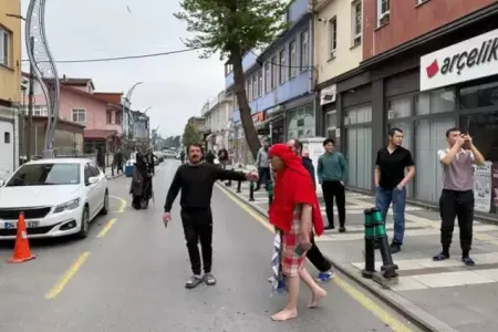 Zəlzələyə hamamda yaxalandı - VİDEO