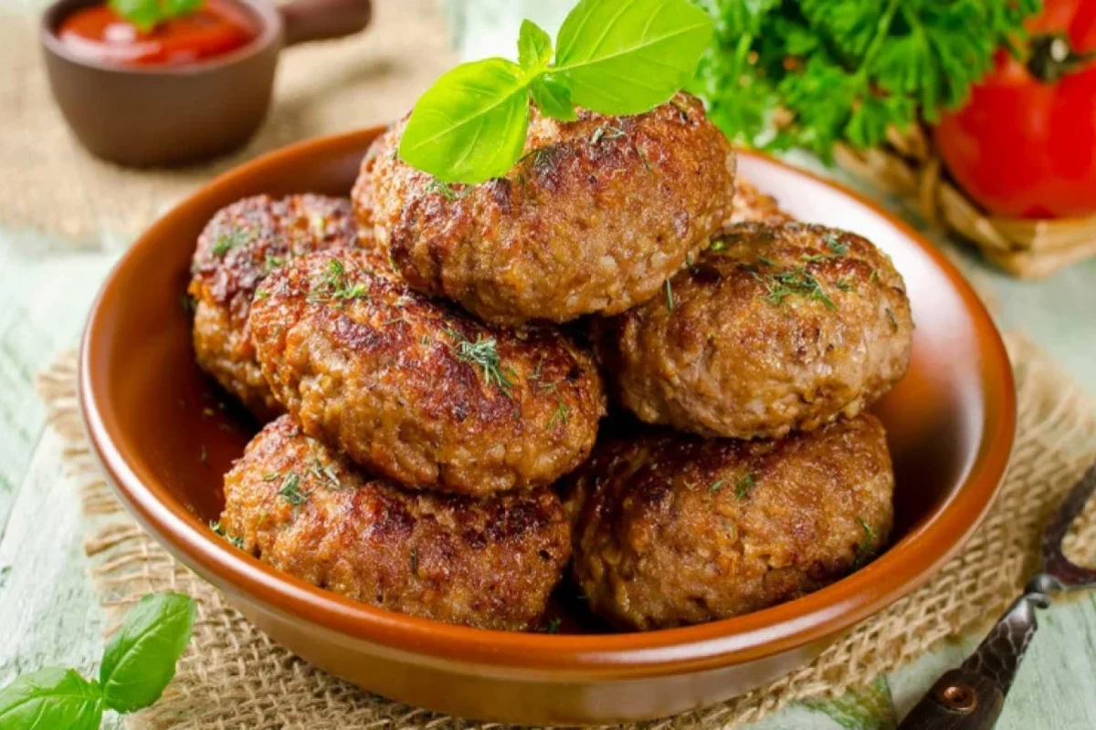 Kotleti bişirərkən dağılmaması üçün bu - 5 qidanı ƏLAVƏ EDİN