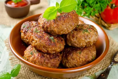 Kotleti bişirərkən dağılmaması üçün bu - 5 qidanı ƏLAVƏ EDİN