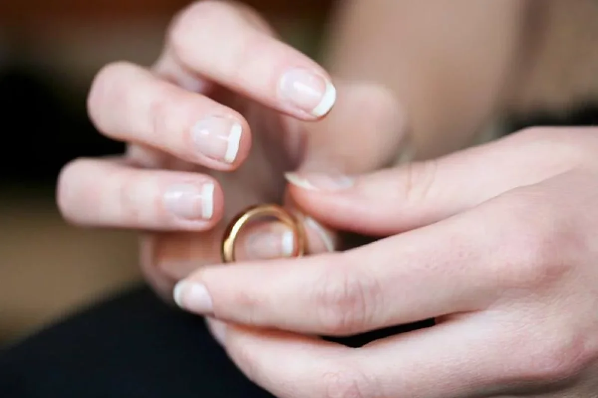 Barmağında üzüklə yatanlar...