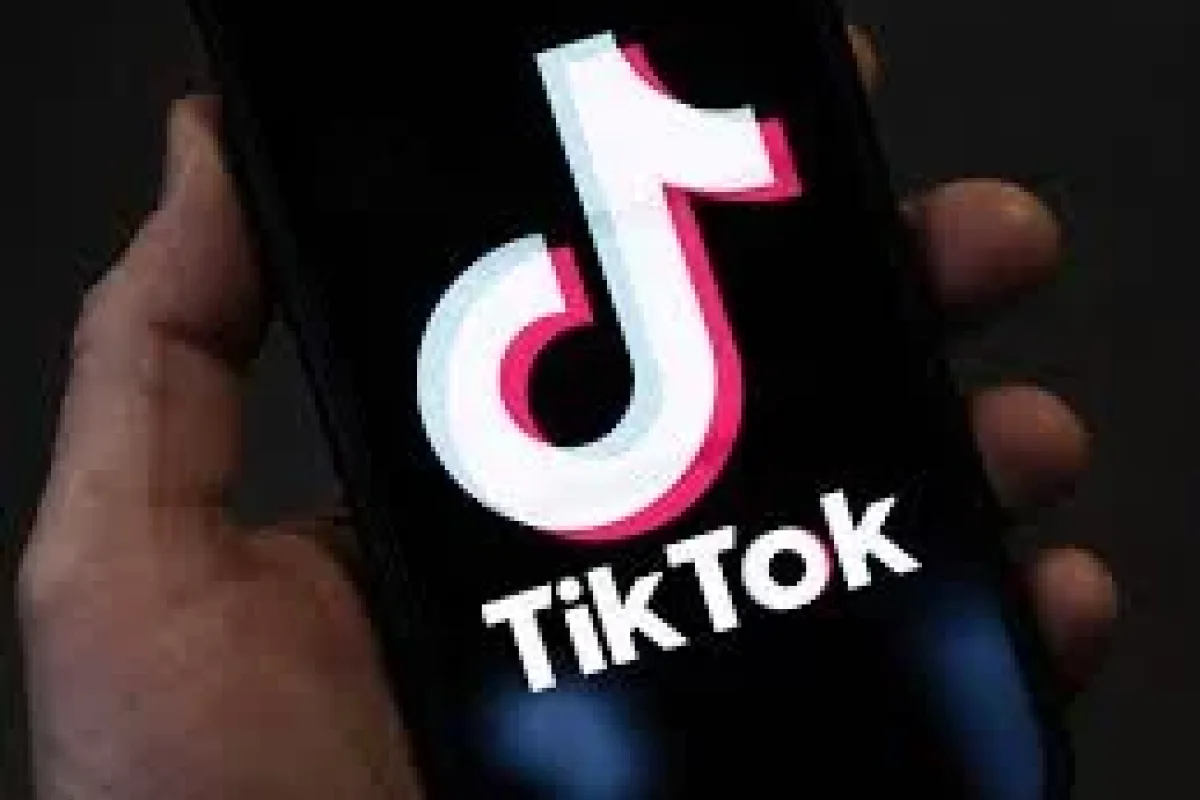 TikTok Yaradıcısı Həyatı Rəqəmsal Səhnədə Yenidən Yaradır